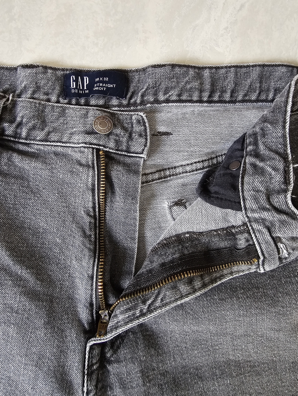 GAP men's straight leg jeans in gray colour